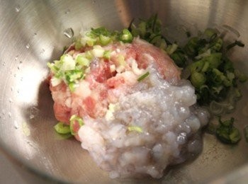 step2: 取一容器倒入絞肉、蝦泥、鹽、薑泥、米酒、白胡椒粉、青蔥碎充份攪拌均勻入味與粘性。