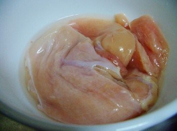 step2: 2.<a href="https://bit.ly/3EZL8dD" target="_blank" data-keyword="雞胸" class="guide-link"><strong>雞胸</strong></a> <span style="display:inline-block;vertical-align:middle;margin-top:-3px;color:initial;border-radius:3px;padding:2px 3px;font-size:12px;line-height:14px;background:#87d300;color:#fff;">即買</span> 肉用<span class="group_2">雞肉醃料</span>略為抓勻ˊ煮飯時順便蒸熟 
(也可搭配點薑片/蔥段/...用水煮熟)