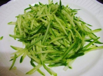 step4: 4.小黃瓜洗淨ˊ刨絲備用