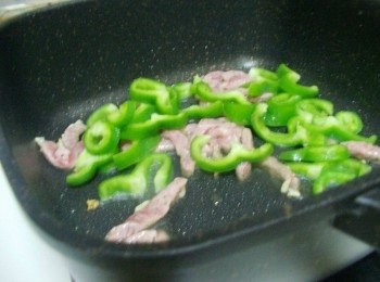 step4: 然後再加入青椒拌炒均勻