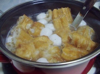 step3: 然後加入油條(用手掰或用剪刀剪都可以ˊ歡喜就好)