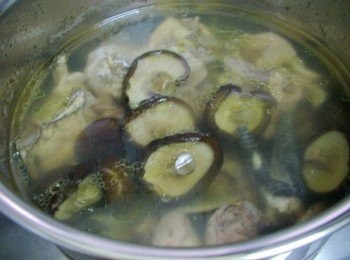 step3: 步驟3今天用快鍋燉煮ˊ所以直接將內鍋擺好ˊ用肉類燉煮功能完成即可ˊ 當快鍋完成洩壓ˊ在完成的雞湯上再灑上少許枸杞子就能上桌囉~