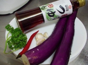 step1: 先準備好所需<span class="group_1">材料</span>茄子去頭去尾ˊ辣椒切小圈ˊ蒜頭切末ˊ巴西利切末備用