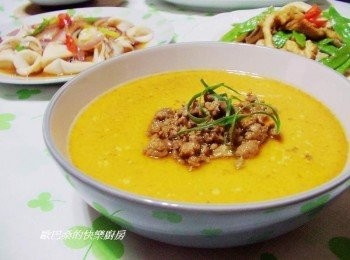 step6: 如果用一般電鍋ˊ外鍋米杯水一杯ˊ完成即可 如果用瓦斯蒸ˊ蒸鍋以中小火蒸12~15分鐘左右。 簡單食材可以方便輕鬆再變化出一道料理ˊ 推薦大家試試ˊ這大人小孩都喜歡的【哨子蒸蛋】。