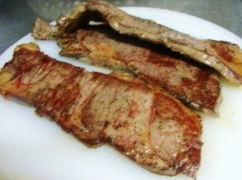 step8: 完成的牛排讓其靜置2~3分鐘再切片享用ˊ(可以防止汁液流失)