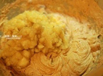 step6: 加入香蕉泥、酸奶油、香草精續打勻。