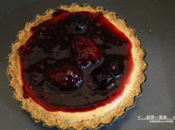 step11: <span class="group_3">表面莓果淋醬</span>前述步驟完成的乳酪塔從冰箱取出，淋上放涼的莓果果醬，再進冰箱冷藏約2小時。