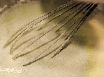 step6: <span class="group_1">抹茶餅皮</span>篩入低筋麵粉+抹茶粉，以打蛋器輕輕拌勻至粉粒溶解的滑順狀態，蓋上保鮮膜靜置約30分鐘。