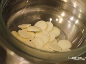 step1: <span class="group_1">甘納許</span>白巧克力隔熱水融化(水溫別太高，約70~80度C)。另取小鍋將鮮奶油以小火煮至鍋邊冒小泡泡，關火備用。