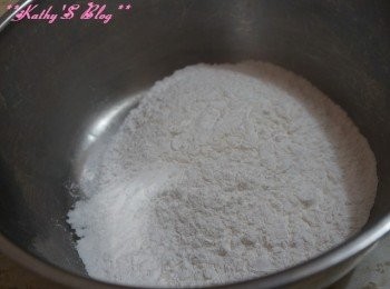 step1: 先將糯米粉篩一次~