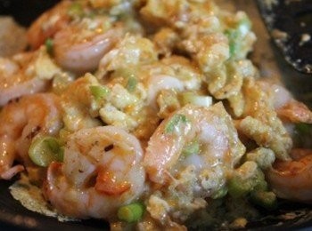 step5: 中火慢炒, 鍋鏟由四周向中心將<span class="group_2">蛋液</span>推入, 避免壓的動作, 蛋才會鬆嫩. 炒至<span class="group_2">蛋液</span>約6-7分熟即可