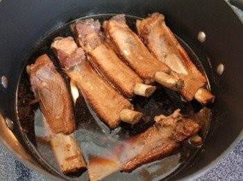 step6: 滷好的豬肋排, 丟進<span class="group_3">蠔油燒醬</span>中