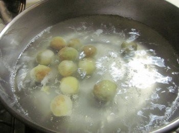 step4: 每個粉團搓成長條狀結合在一起,約0.3公分切一份,分別包入地瓜餡,煮一鍋水,水滾加入湯圓煮到浮起來即可撈起