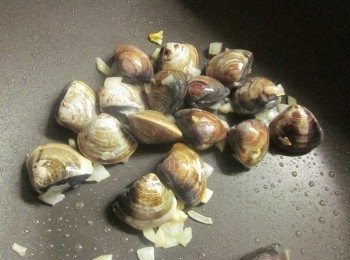 step2: 鍋中放油爆香蒜末及洋葱末,再放入蛤蜊續炒,淋白酒蓋上鍋蓋
