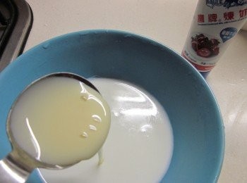 step3: 將鷹牌煉奶3大匙,約45cc加入2.中攪拌至溶化,再加入鮮奶油拌勻