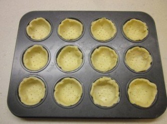 step2: 將起酥皮放入模型貼順,並用叉子戳洞防烘烤時隆起,先放入冰箱冷藏備用