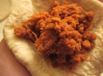 step6: 將<span class="group_2">麵團</span>桿平.包入肉鬆,收口捏緊朝下做第2次醱酵,約35分鐘.烤箱轉180度預熱