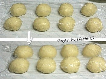step5: 麵包機揉好的麵糰先將它取出排氣
再把它等分成八份小麵糰
 (做八個小餐包，一個約 58g 左右)
將分割好的麵糰都分別揉成圓
蓋上濕布或保鮮膜靜置約 20 分鐘‧‧‧

鬆弛後的麵糰會變得比原來還要大一些
這樣就可以開始包餡料了