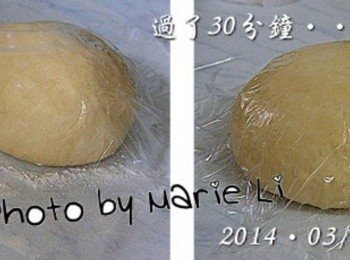 step1: (Panasonic SD-BMS105T Mode14 麵包麵糰模式) 首先將材料 (1)~(6) 全放進麵包機容器中 酵母粉置於麵包機的酵母容器中 選擇模式為 Mode14 《麵包麵糰》模式 讓機器跑完全程，約一個小時左右。 取出麵糰撒些手粉，將麵糰搓揉成圓糰 再以手指輕輕按壓麵糰使之排氣 將麵糰分為兩份揉成圓糰 蓋上保鮮膜靜置三十分鐘醒麵 醒好的麵糰會明顯地長大很多喔 就像是三個月大的白胖小嬰孩 離開出生時皺巴巴的模樣！！ :)