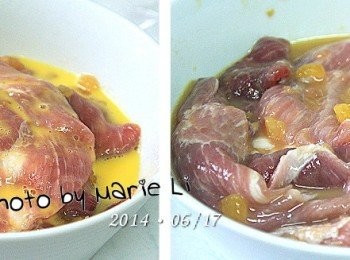 step2: 將醃漬好的肉片從冰箱取出，先倒掉多餘的生水
打進一顆雞蛋一起拌勻再稍微醃漬十分鐘左右
讓肉片充份吸收到蛋液。
