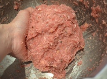 step9: 8. 取出肉漿並摔打十多次，讓肉漿黏稠更有彈性，然後放入雪櫃冷藏約 30-60分鐘。