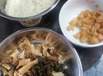 step2: 菜乾浸軟清洗內裡沙泥切細段,元貝略浸,珍珠白米洗淨