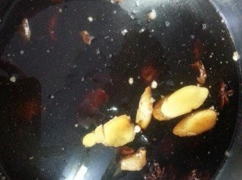 step4: 將調味料放入煲內,加入以剪開的話梅,煮10分鐘