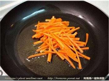 step2: 將紅蘿蔔切絲，在鍋中放入少許橄欖油後，把紅蘿蔔放入先翻炒一會。