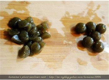 step6: 黑木耳QQ圓倒出後，由小圓球狀分切成1/4圓的大小。