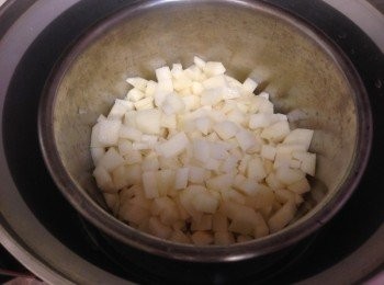 step2: 用電鍋將馬鈴薯蒸熟，外鍋放約2杯水。