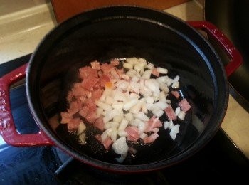 step3: 爆用油香煙肉和洋蔥