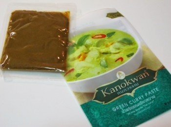 step2: 將綠咖哩醬包到入鍋中攪拌均勻，烹煮20分鐘。