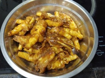 step2: 炸鳳爪洗淨， 斬指甲，2指斬落去，1開2，用廚紙印乾水份，

生粉倒落炸鳳爪度拌勻，

將調味A的炸蒜油+蒜渣放落細煲爆一爆，跟住將調味A所有嘢拌勻，放落煲一齊爆香，之後倒入炸鳳爪度拌勻，

再將調味C所有嘢拌勻，再倒入炸鳳爪度拌勻，

包保鮮紙放入雪櫃雪6個鍾，

煲滾水，用大火蒸7mins。