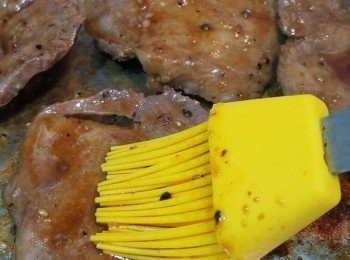 step3: 煎到肉已熟時，肉面塗上燒汁，再煎到面上有點燶，再放上細蔥粒就得喇。