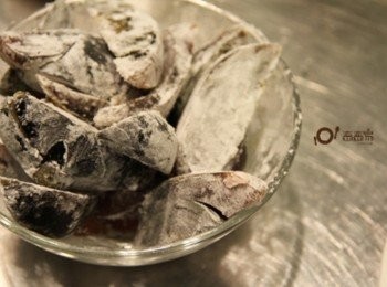 step1: 皮蛋放入電鍋加約1/3杯水蒸熟取出，去蛋殼切片裹上太白粉，放入油鍋中炸香取出瀝油備用