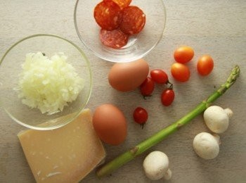 step1: 所有的材料們，這此選用吃多也不怕胖的泰山橄欖油。將蘑菇切小片，紅、黃蕃茄切圓片，蘆筍切圓片，西班牙辣香腸切細絲。