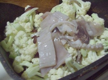 step3: 等花椰菜略為炒軟後加入中卷再次拌炒均勻