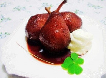 step8: 本來是要用電動塔吉鍋的ˊ阿~歐巴桑太貪心ˊ 又想來個酒漬蘋果ˊ(另有妙用) 所以食材太多只好改用法琅鍋囉~@@ 我完全用紅酒沒在加水ˊ食譜書裡有另加約1/2水量ˊ 口感風味挺不錯的ˊ尤其是那經過熬煮的酒漬ˊ 香濃還有迷人肉桂香~ 有興趣的再試試看哦~~