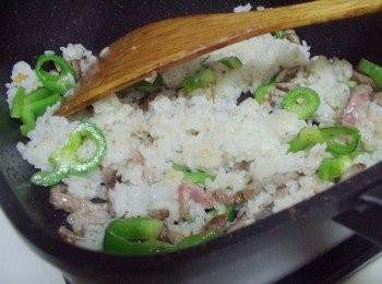 step5: 加入白飯略炒鬆散