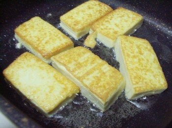 step3: 步驟3將雞蛋豆腐煎至兩面金黃約4~5分鐘ˊ然後先盛盤備用