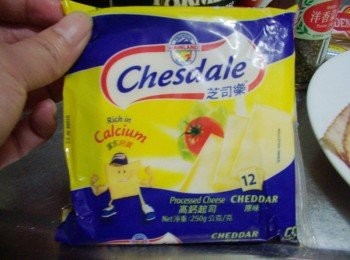 step7: 芝司樂起司是由鮮奶所製成， 每一片芝司樂起司所含有的鈣質，比一杯牛奶還要多。 1包250公克芝司樂起士大於12杯200cc鮮奶鈣質喔~ 而且口味選擇多ˊ包裝衛生又仔細。 聖誕快樂ˊ補鈣補快樂^^ 更多起司創意料理請看芝司樂官網:http://www.chesdale.com.tw/share_list.asp
