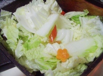 step4: 然後加入大白菜ˊ紅蘿蔔和辣椒拌炒出甜味