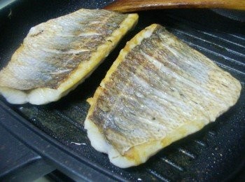 step3: 3.翻面以同樣方式將魚煎至金黃