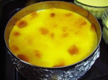 step6: 做最後裝飾ˊ用現成芒果醬平鋪於完成定型的芒果椰奶起士蛋糕上