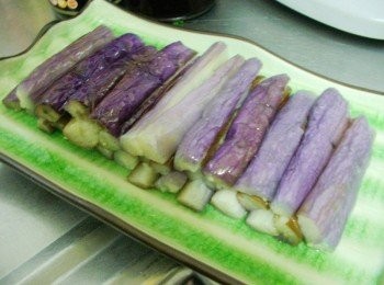 step3: 步驟2汆燙完成ˊ取出略涼ˊ再將茄子切成適當大小擺盤