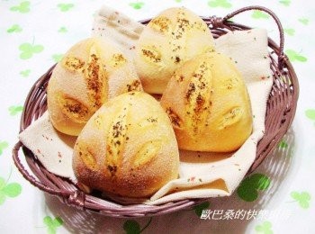 step7: 羅勒蒜香因為高溫蠻容易烤焦ˊ要特別留意ˊ 今天做的麵包剛好ˊ但羅勒蒜香粉就有點烤過頭了ˊ 我事後覺得直接添加於麵團中ˊ風味效果都會更理想。 @~@...沒辦法ˊ歐巴桑就愛亂搞。 當嘗試換經驗囉。喜歡的ˊ也試試吧!