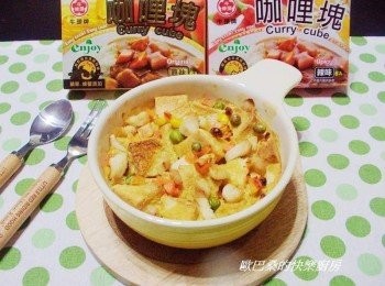 step7: 底層柔軟ˊ上層香酥ˊ加上椰奶咖哩特別的滋味ˊ 做法也十分輕鬆ˊ不管當正餐ˊ點心ˊ都非常適合。 除了雞肉ˊ也可搭配海鮮ˊ火腿....等 家裡有消化不完的吐司ˊ麵包...趕緊試試看。