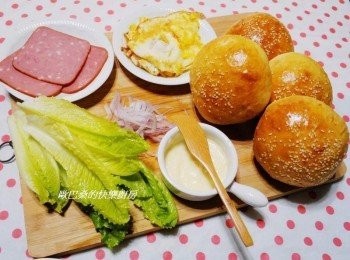 step4: 今天餡料我就沒特別註明ˊ真的就是不局限ˊ 喜歡什麼或有什麼就用什麼。(方便可以快速準備即可) 我是用了美奶芝+優格1:1調勻做抹醬ˊ另外搭配生菜葉ˊ紫洋蔥ˊ 火腿ˊ荷包蛋。提供大家參考~