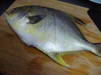 step3: 真的是重量級金鯧ˊ少說有900G...(連我家最大盤子都擺不下@@) 自然退冰後ˊ略為沖洗ˊ擦乾水份ˊ然後雙面略劃斜刀