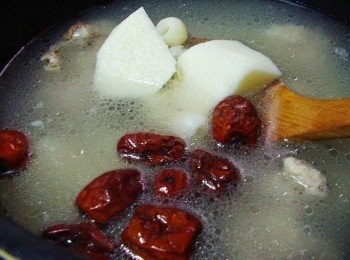 step3: 排骨ˊ蓮子都煮至軟嫩後再加入山藥ˊ紅棗滾約5分鐘